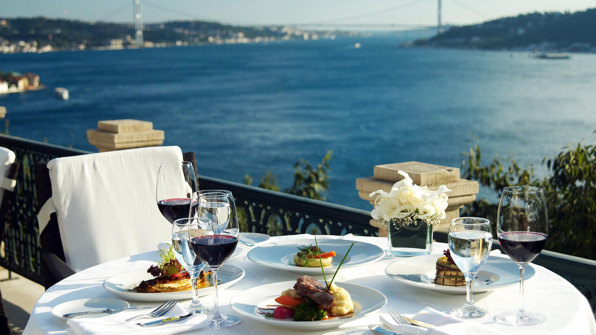 Завтрак в Стамбуле с видом на Босфор